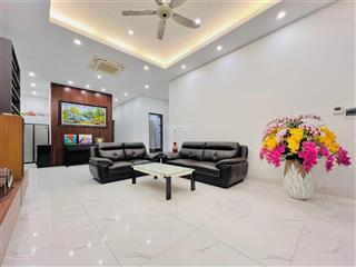 Bán nhà mặt tiền phố cổ vỉa hè siêu rộng, kinh doanh, ba bước chân sang chợ hàng da.