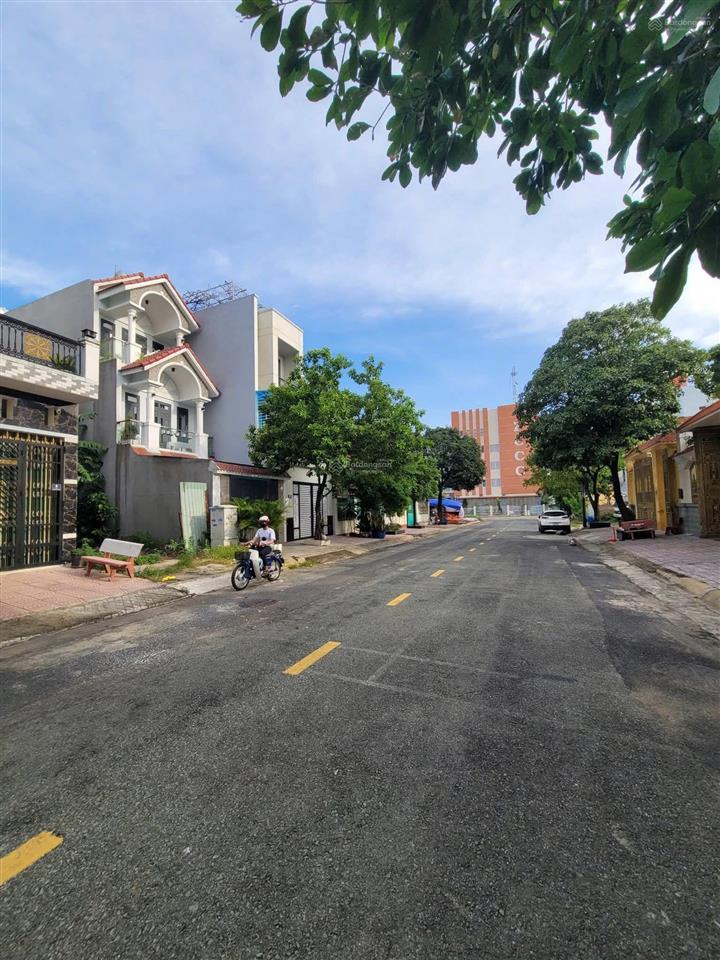 Bán đất ngay tthc dĩ an dt 100m2 giá 2tỷ680, cách đường nguyễn an ninh chỉ 200m, full thổ cư