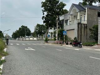 Chủ ngộp ra gấp lô đất gần đhqg dt 100m2 nằm ngay trục đường chính,đi ra ql1k 2p full thổ cư shr