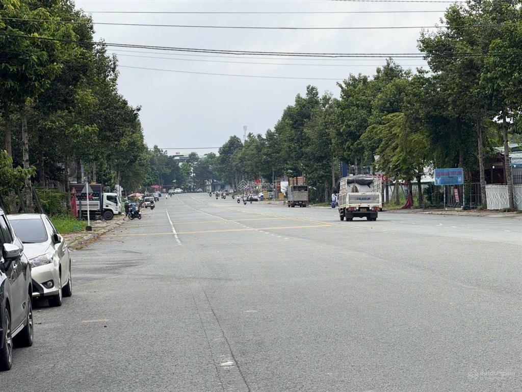 Bán căn nhà trọ mặt tiền đường nhựa 22,5m kinh doanh tốt dt 140m2 gồm 1kiot 4phòng thu nhập 8tr shr