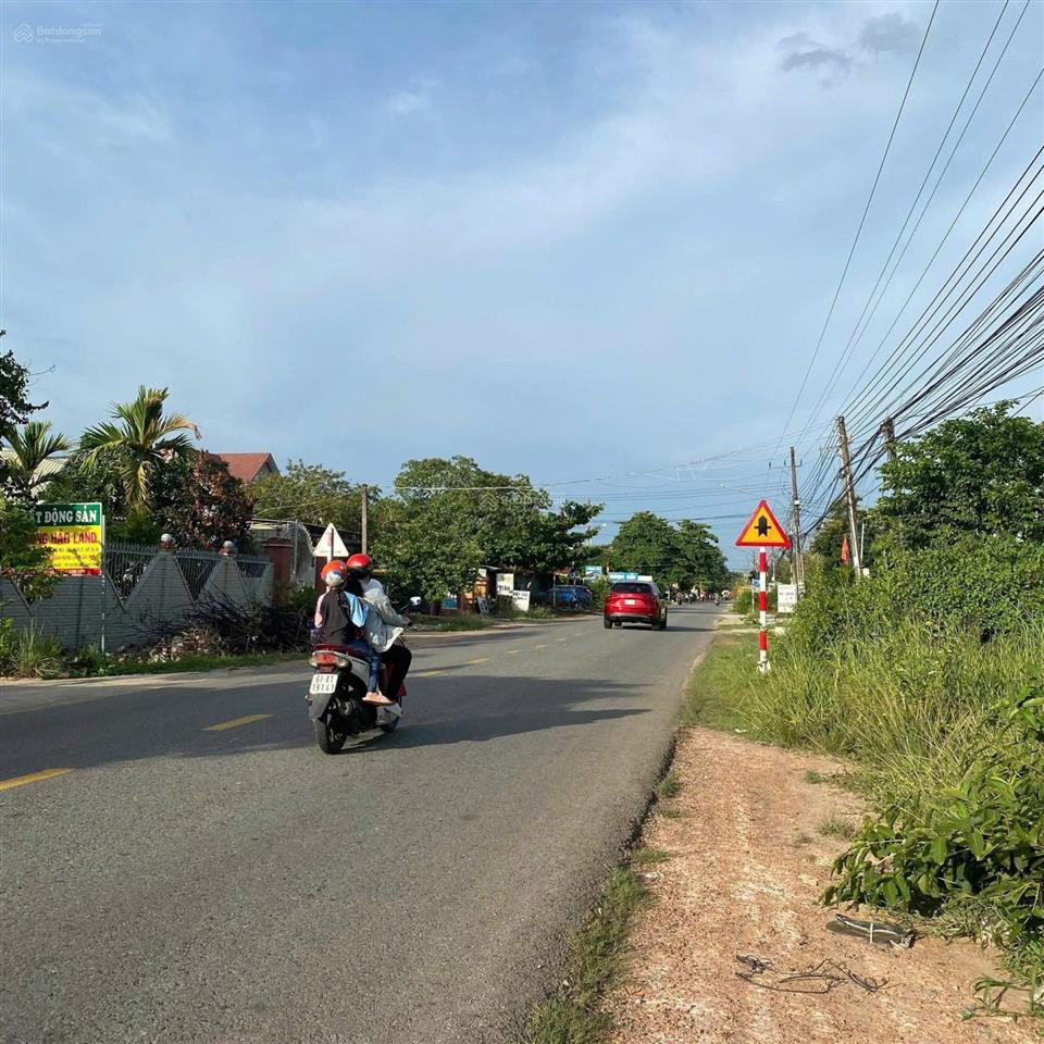 Chủ cần ra nhanh lô đất ngay mặt tiền dt750 diện tích 205m2/ 860 triệu shr sẵn thổ cư xây dựng.