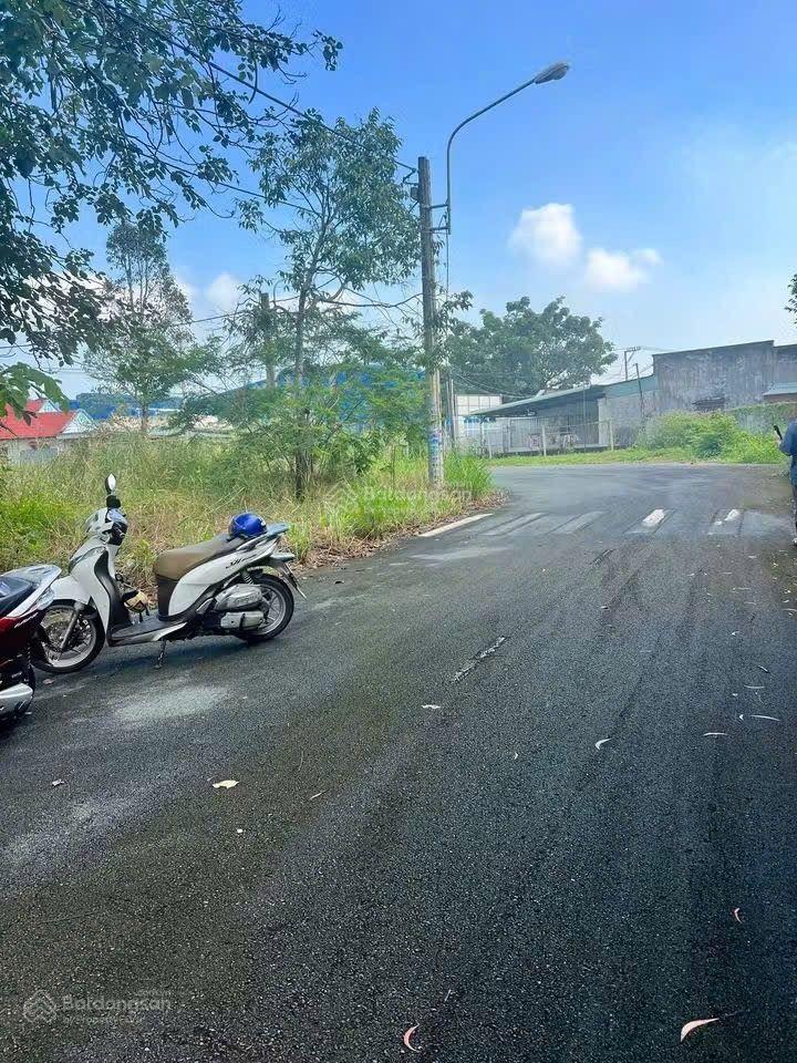 Chính chủ ký gửi lô đất mặt tiền đường nhựa cách ql13 chỉ 200m, dt 125m2 sang tên liền. full thổ cư