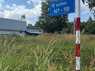 Cần ra nhanh lô đất khu b kcn bàu bàng nằm đường n75b cách chợ đêm chỉ 300m, dt 150m2 full thổ shr