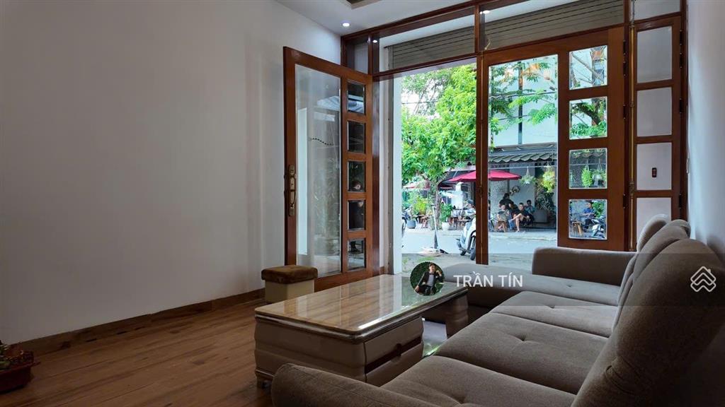 Căn nhà 4 tầng mặt tiền đường cao xuân dục, gần sông hàn, trung tâm thành phố.