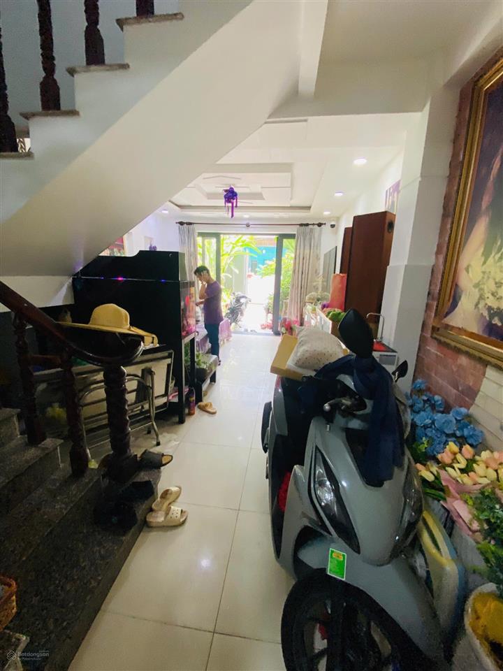 Ô tô ngủ trong nhà 4 x 18m cn 68m2  trệt 2 lầu sân thượng