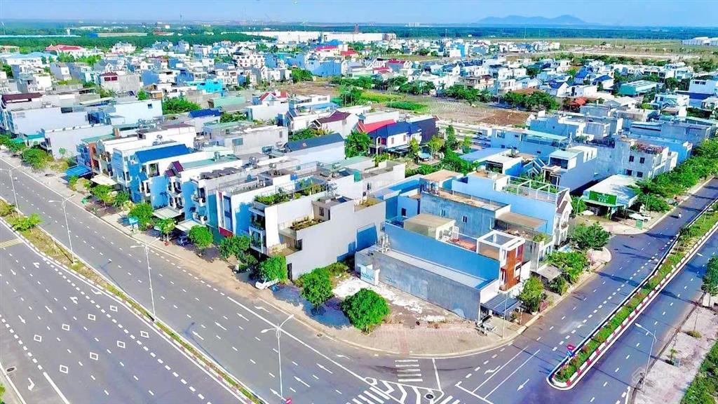 Đáo hạn ngân hàng  gia đình tôi bán gấp lô 130m2 giá 2tỷ750tr  đất ngay chợ  đường 20m  có sổ