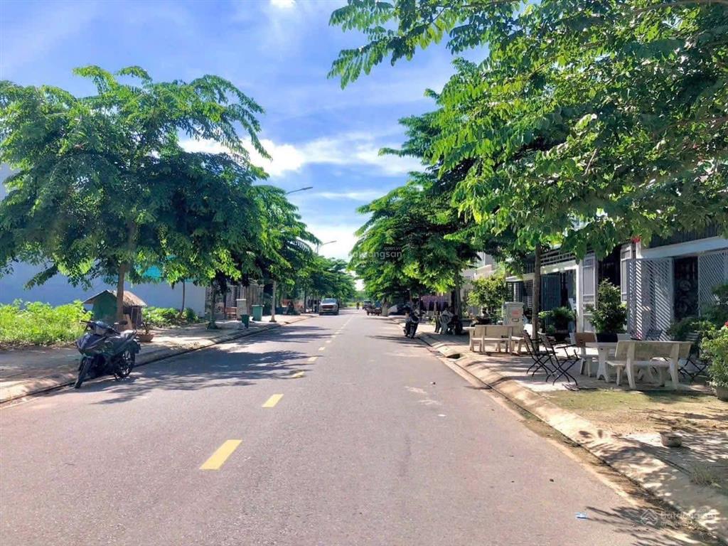 Đáo hạn ngân hàng  gia đình tôi bán gấp lô 130m2 giá 2tỷ750tr  đất ngay chợ  đường 20m  có sổ