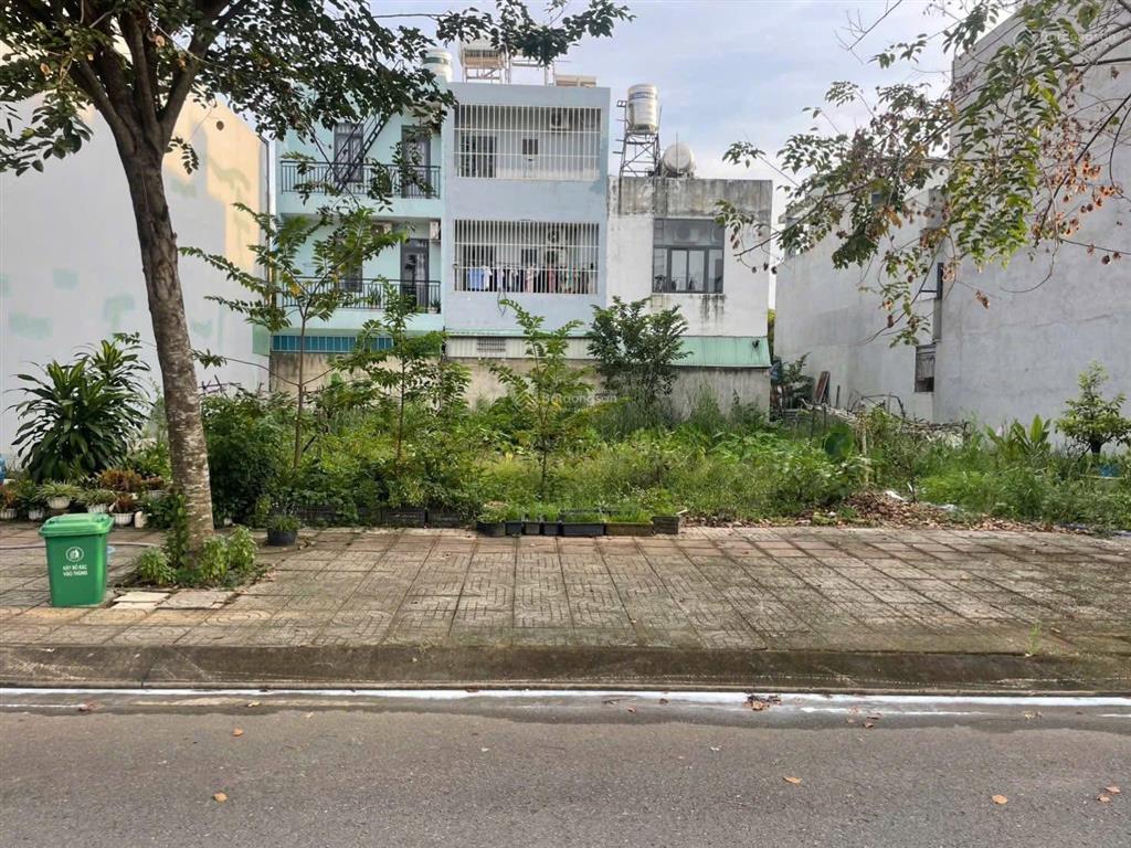 Đáo hạn ngân hàng  gia đình tôi bán gấp lô 130m2 giá 2tỷ750tr  đất ngay chợ  đường 20m  có sổ