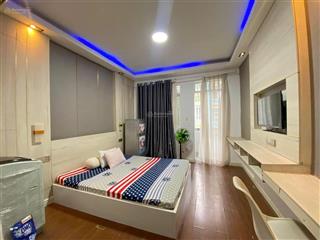 Nguyễn văn đừng q5 giá 5 triệu, dvu 150k, nước 100k , điện  4k
có máy giặt riêng , ban công có