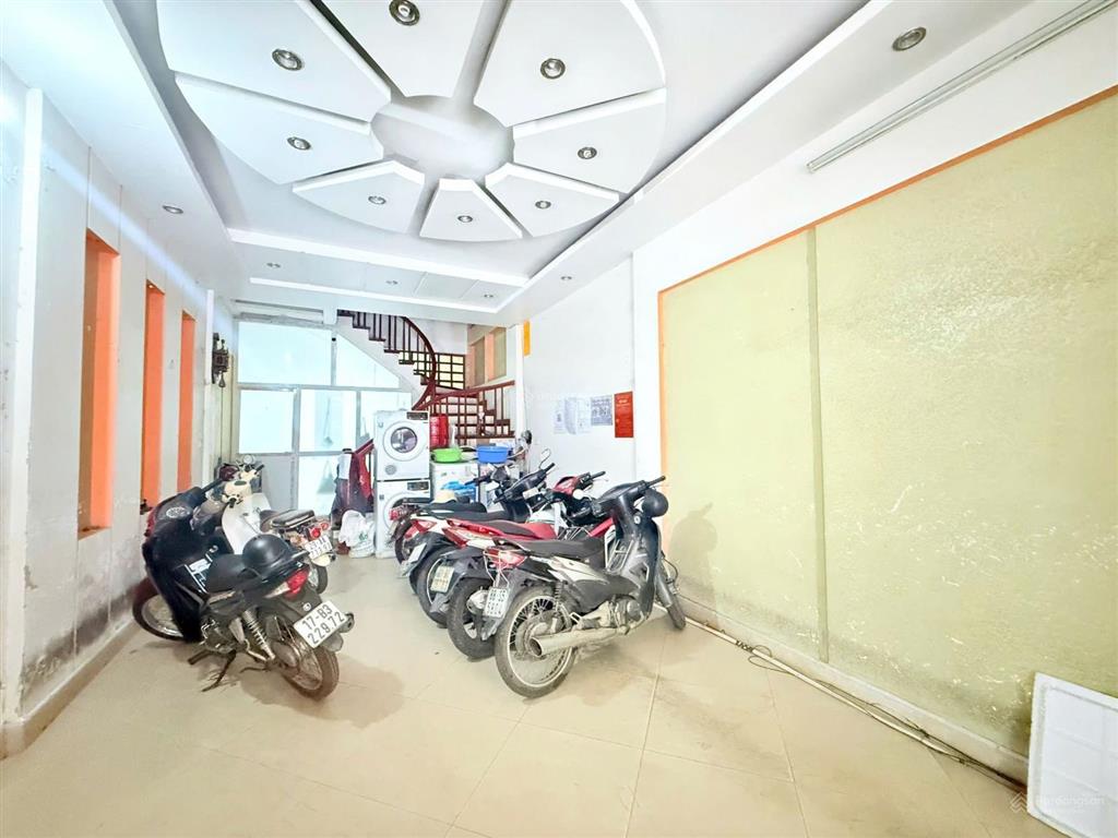 Bán nhà mặt ngõ to thông rộng  kinh doanh sầm uất  cách vài bước chân ra mặt phố  nhà 5 tầng.