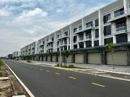 Cần bán căn shophouse ngay kcnsonadezi châu đức bà rịa vũng tàu  tphcm đối diện sân golf, đã có sổ