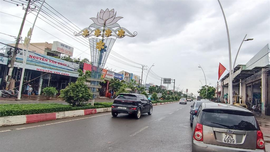 9 tỷ ngay ql 56 ngãi giao (25x53)m 300 (tc) gồm 3 căn nhà và nhà trọ cho thuê dân cư kín siêu phẩm