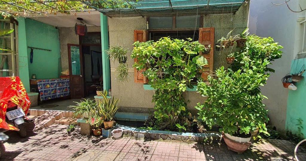 Bán đất tặng nhà trung tâm phố tây  chỉ 250m ra biển nha trang