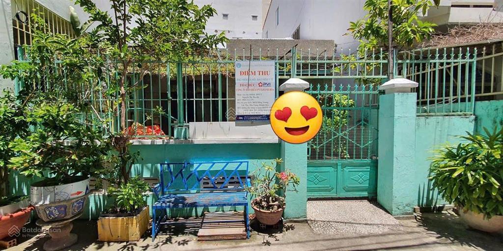 Bán đất tặng nhà trung tâm phố tây  chỉ 250m ra biển nha trang