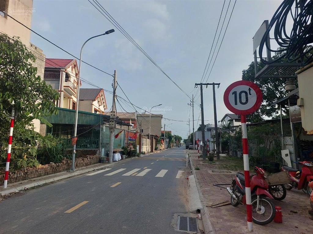 Có 1  0  2 !! lô góc gần 80m2, hiền ninh  đường 8m thông, trục chính thôn