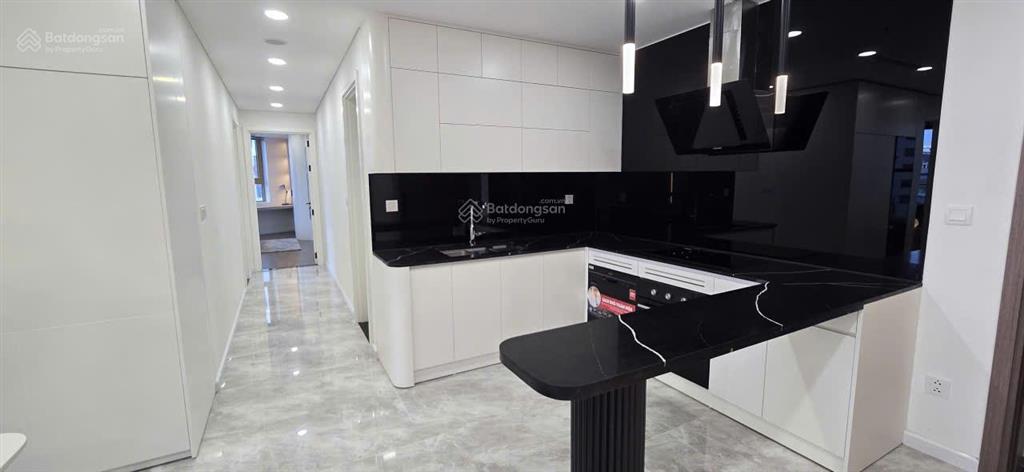 Chính chủ bán the queen 360 giải phóng full nội thất, diện tích 101m2, giá 97tr/m2