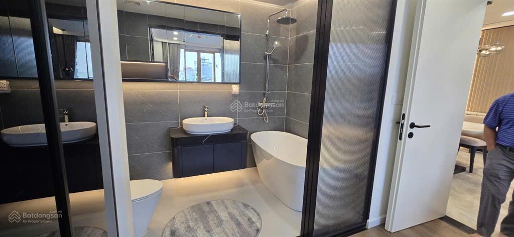 Chính chủ bán the queen 360 giải phóng full nội thất, diện tích 101m2, giá 97tr/m2