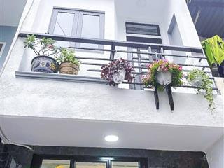 Ngay cách mạng tháng tám  chỉ với 2 tỷ 7  4 tầng  3 phòng ngủ  nhà mới  sổ vuông.