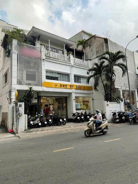Vị trí hiếm mặt tiền tú xương, q3. (11x16m) 162m2 3 tầng. thu nhập 240tr/tháng giá 38 tỷ tl
