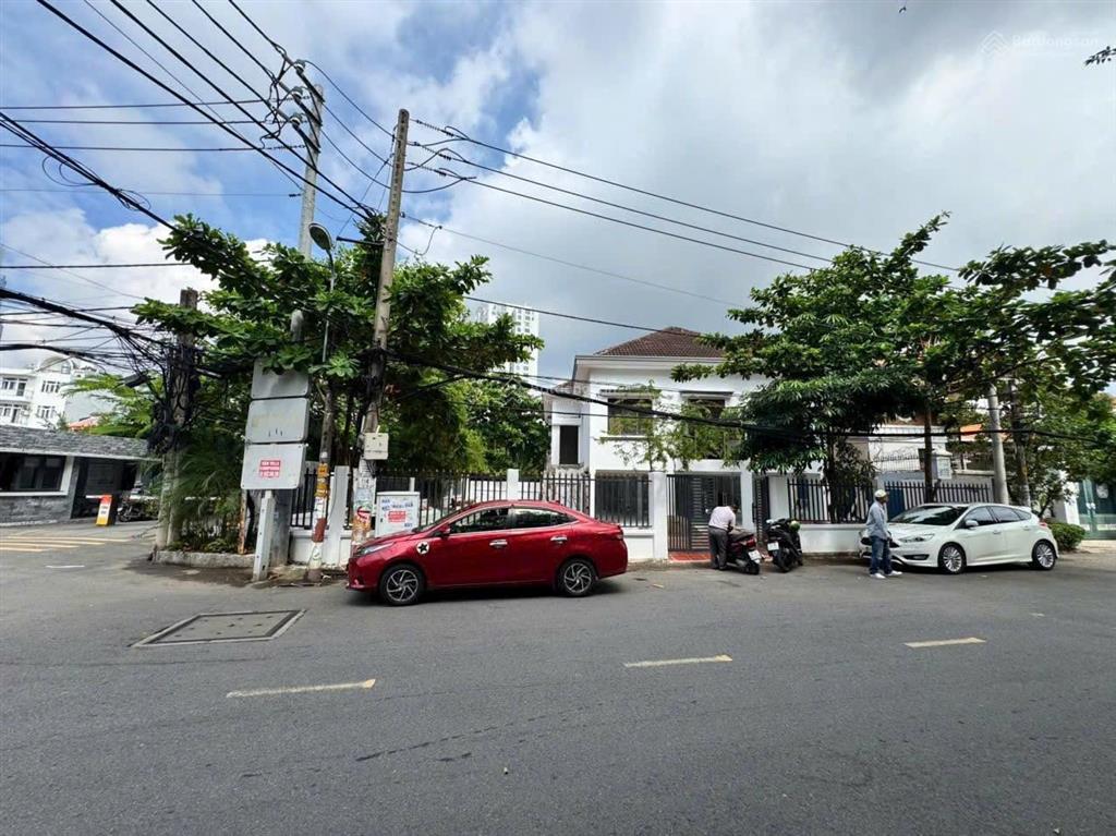 Bán đất tặng nhà biệt thự 2 tầng, chỉ 124tr/m2 mt khu huỳnh văn bánh, pn. (16 x 20) 282m2 35 tỷ