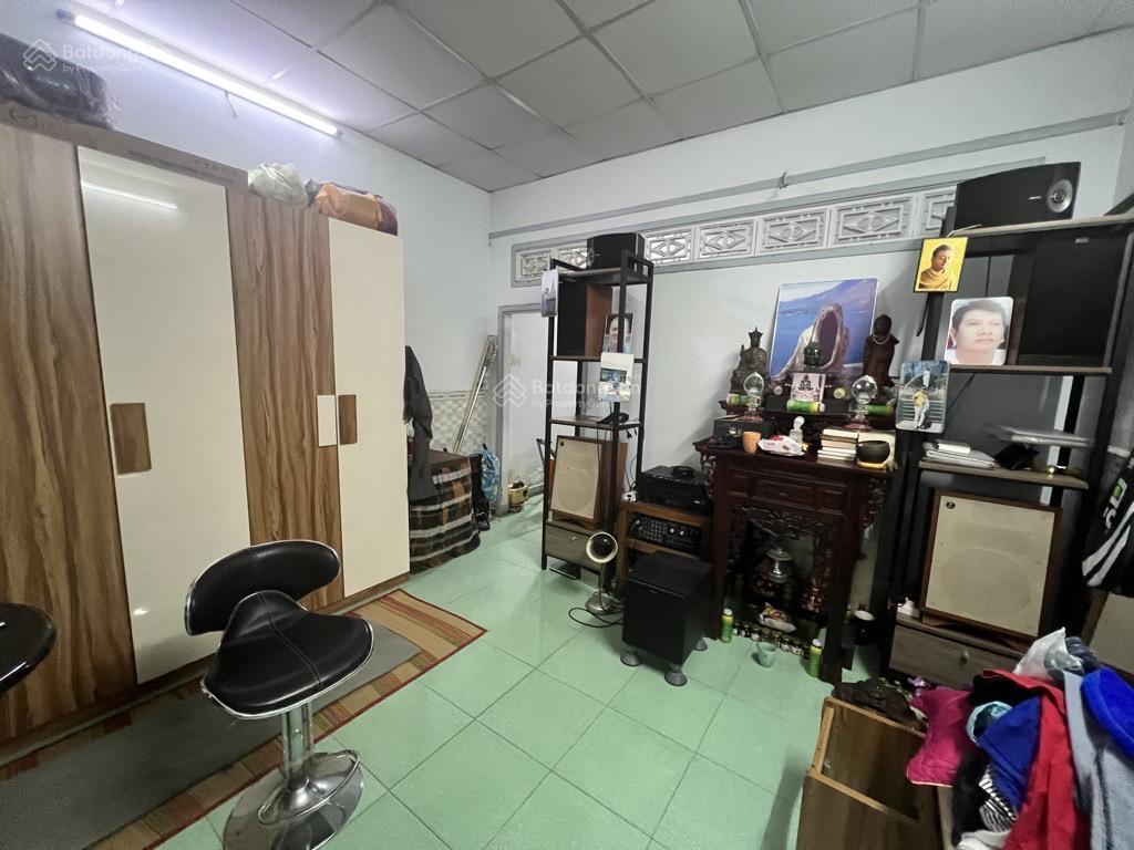 Bán nhà c4 cũ  84m2  oto đến cửa  1 căn duy nhất ngay chợ 26 tây hoà cách metro 200m chỉ 4tỷ8