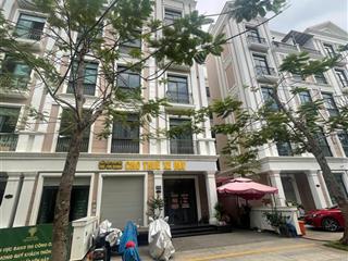 Bán nhà phố 108m2 căn xẻ khe 5.5 tầng giá 18.5 tỷ cực đẹp .  0906 858 ***