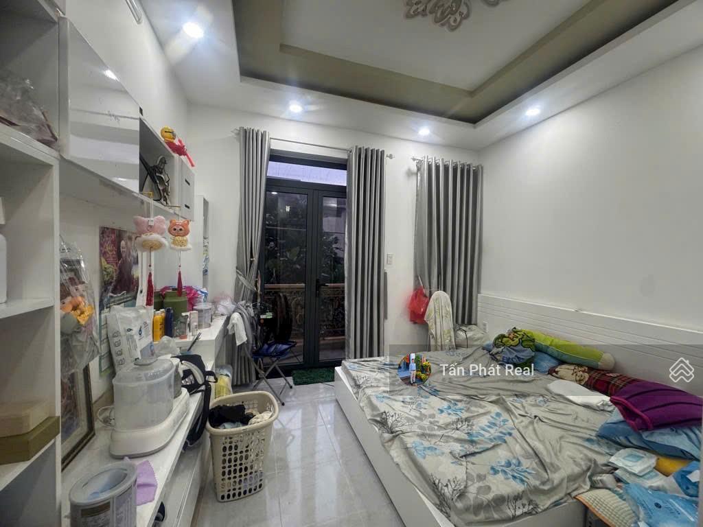 Mtkd trần bá giao gần dương quảng hàm, dt vuông vức 4mx22m=88m2. 1 trệt 3 lầu, chỉ 11,9 tỷ !