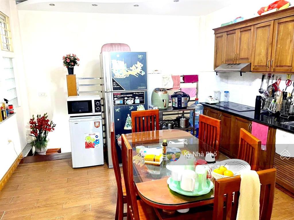 Nhà 4 tầng kiên cố, 4 phòng ngủ, gần trường học dương văn thì, xe hơi ngủ trong nhà, vào ở ngay