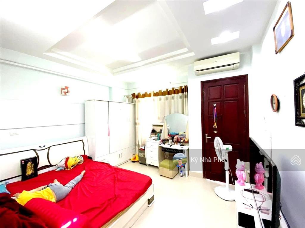 Nhà 4 tầng kiên cố, 4 phòng ngủ, gần trường học dương văn thì, xe hơi ngủ trong nhà, vào ở ngay