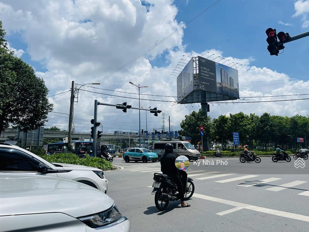 Nhà mặt tiền kinh doanh 3 tầng ngay ngã tư mrk, gần metro, thiết kế sáng thoáng, nhỉnh 8 tỷ