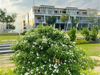 Bán biệt thự caraworld cam ranh, duy nhất 1 căn xẻ khe, đường trước nhà rộng 24m. hot hot hot!!!