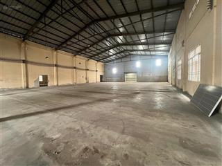Diện tích 2.500m², trần cao 9m, kho sạch, phù hợp sản xuất thực phẩm, đóng gói, bao bì.