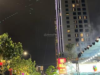 Mặt tiền đường nhựa 5m lề 2m5. dt 65 m2 ngang 4m2.
bên hông kẹp kiệt