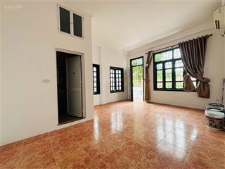 Lạc long quân  5 tầng lô góc 3 thoángnhỉnh 11 tỷ cách phố 3 bước chân