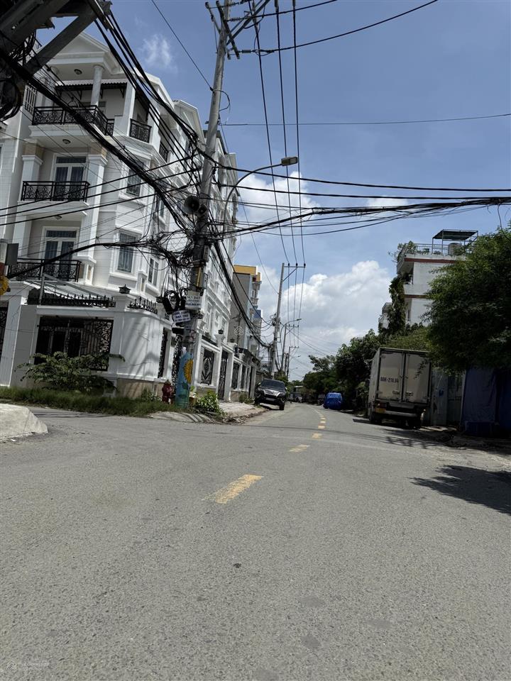 Nhà ql13  ngay ngã tư cầu vượt bình phước  105m2  3.95tỷ