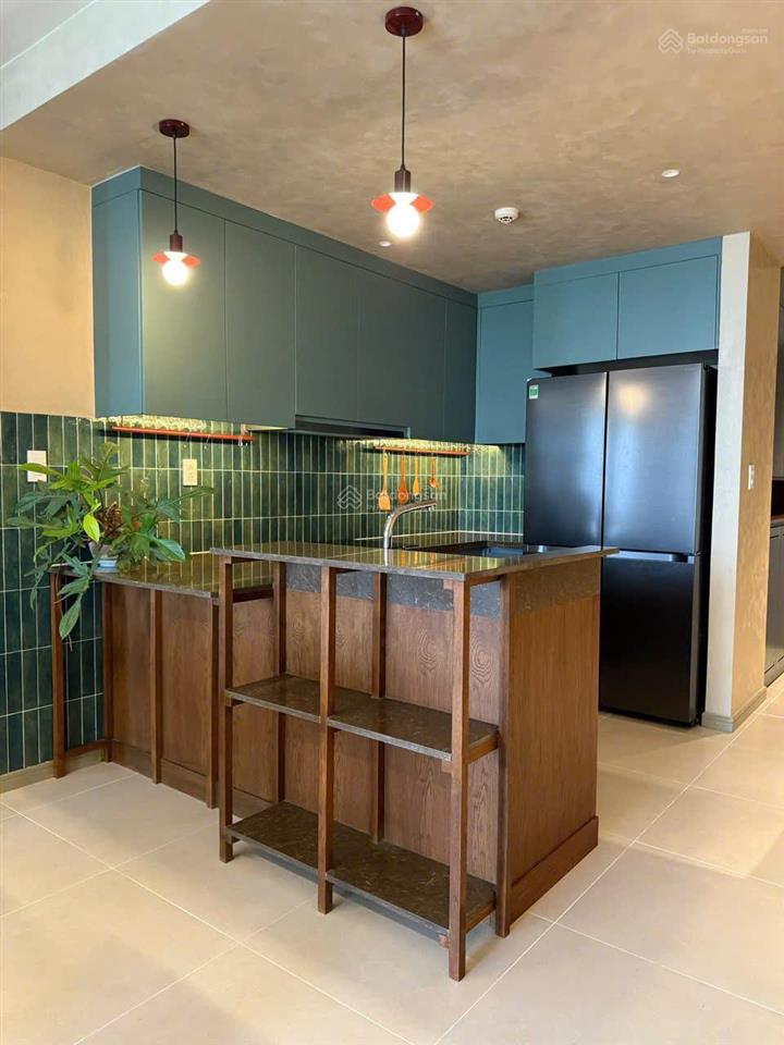 Thuê 2pn 2wc 80m2 tôn gỗ mới 100% ban công view chill  bến vân đồn quận 4 gần q1 q3  0775 924 ***