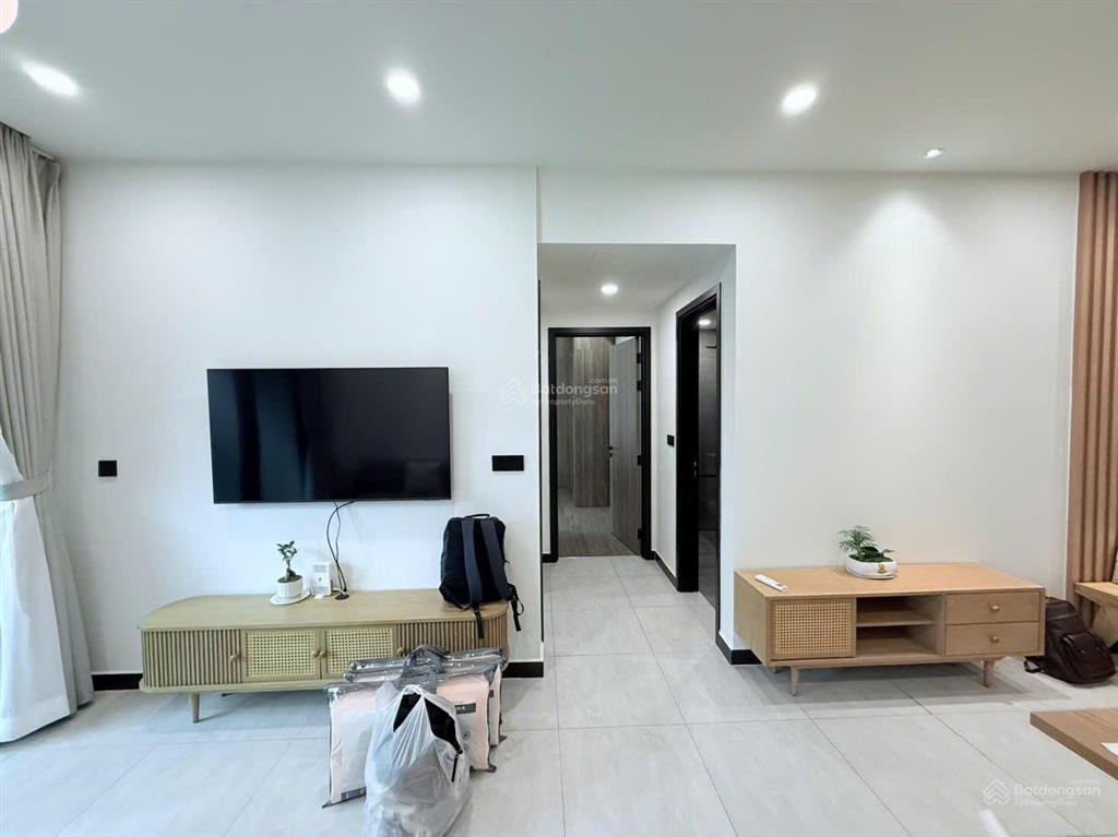 Thuê de la sol mới 100% 2pn2wc 76m2 ban công view sông siêu thoáng bến vân đồn quận 4 0775 924 ***