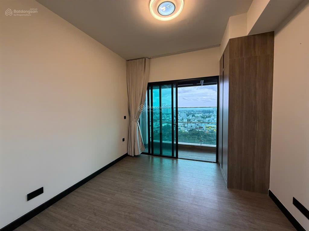 Thuê de la sol 35m2 ban công view sông siêu thoáng ngay bến vân đồn quận 4 sát q1 q4  0775 924 ***