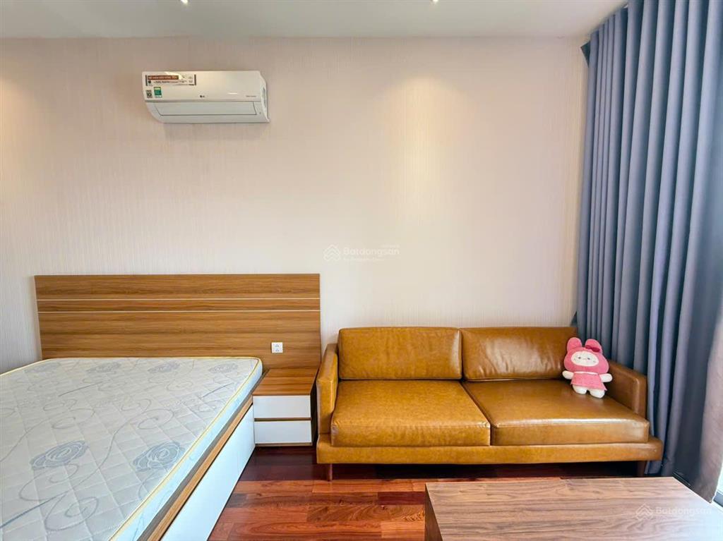 Thuê millennium 35m2 ban công tôn gỗ ấm cúng  bến vân đồn quận 4 sát q1 q3 cầu bason  0775 924 ***