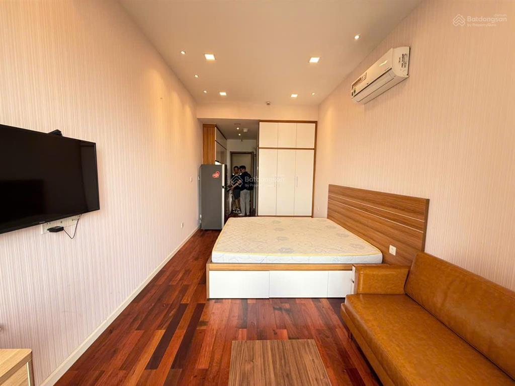 Thuê millennium 35m2 ban công tôn gỗ ấm cúng  bến vân đồn quận 4 sát q1 q3 cầu bason  0775 924 ***