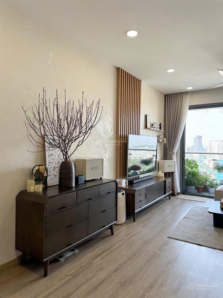 Thuê gold view 2pn2wc 81m2 ban công view sông ngay bến vân đồn quận 4 sát q1q3  harry 0775 924 ***