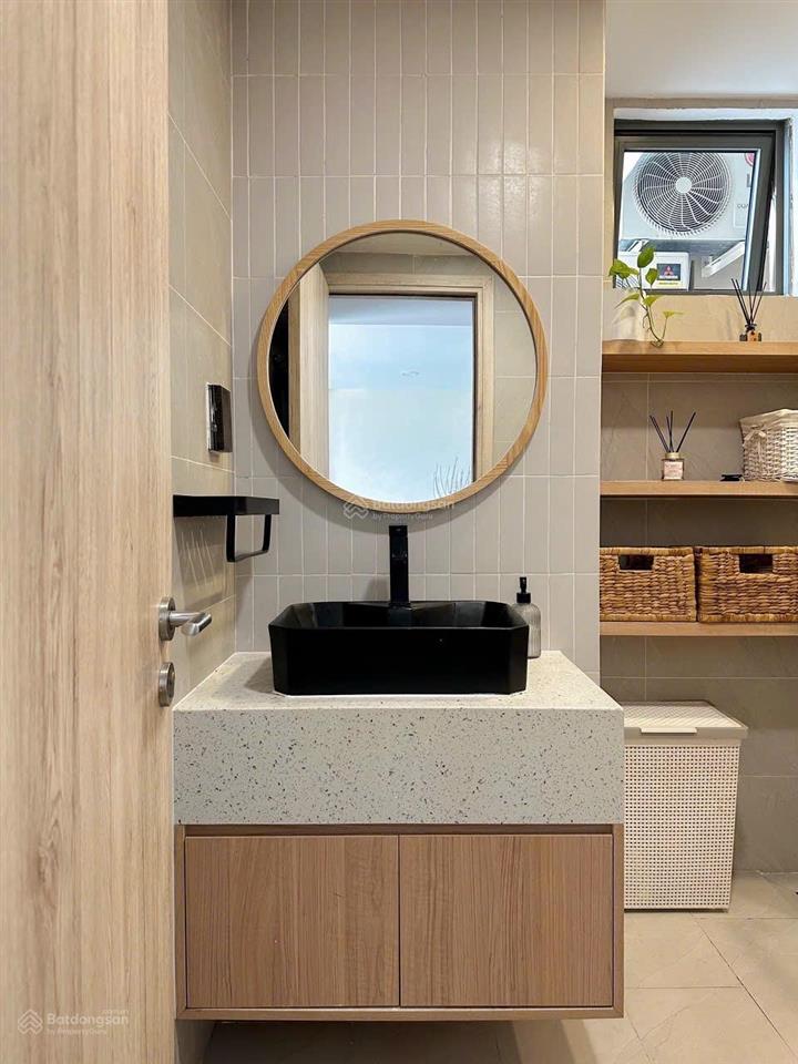 Thuê gold view 2pn2wc 81m2 ban công view sông ngay bến vân đồn quận 4 sát q1q3  harry 0775 924 ***