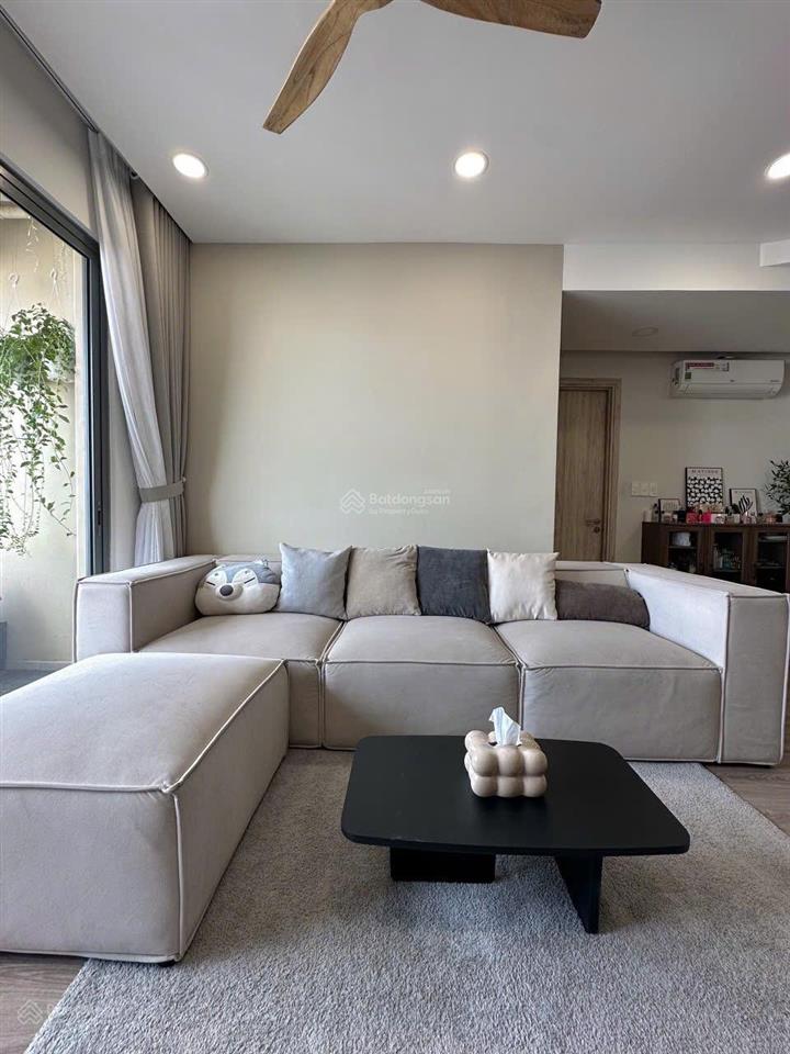 Thuê gold view 2pn2wc 81m2 ban công view sông ngay bến vân đồn quận 4 sát q1q3  harry 0775 924 ***