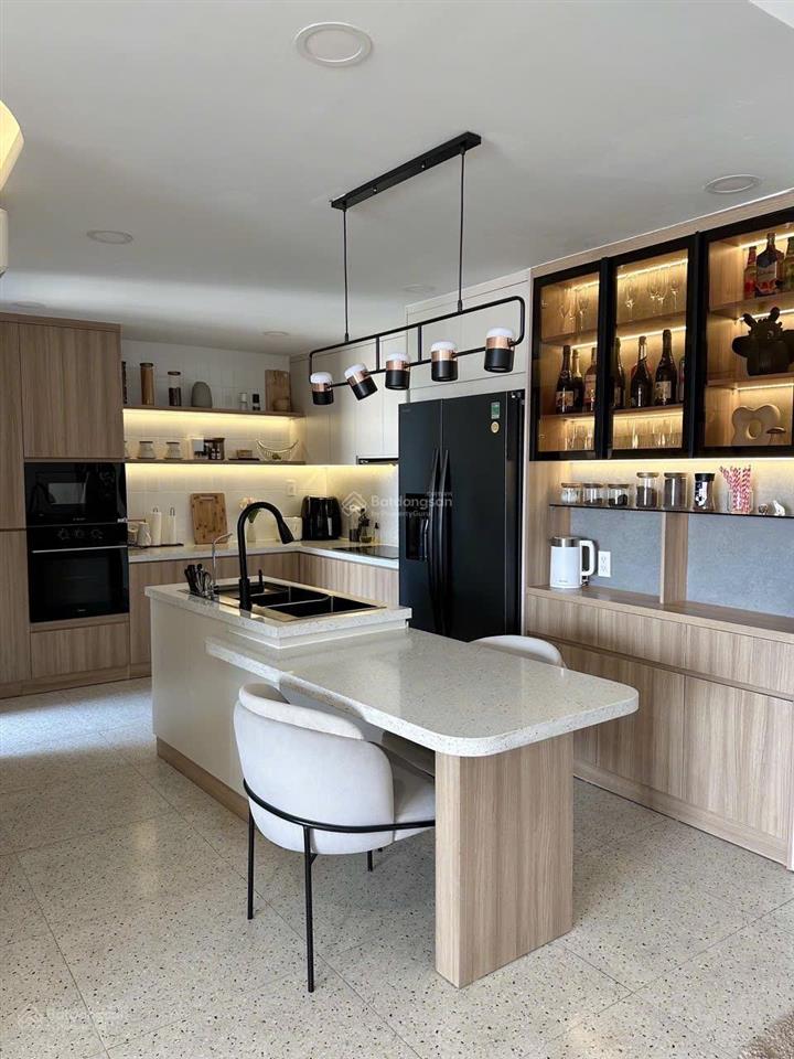 Thuê gold view 2pn2wc 81m2 ban công view sông ngay bến vân đồn quận 4 sát q1q3  harry 0775 924 ***