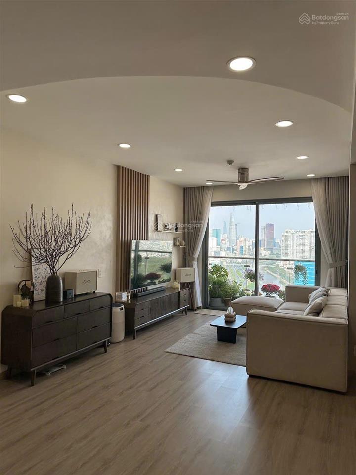 Thuê gold view 2pn2wc 81m2 ban công view sông ngay bến vân đồn quận 4 sát q1q3  harry 0775 924 ***