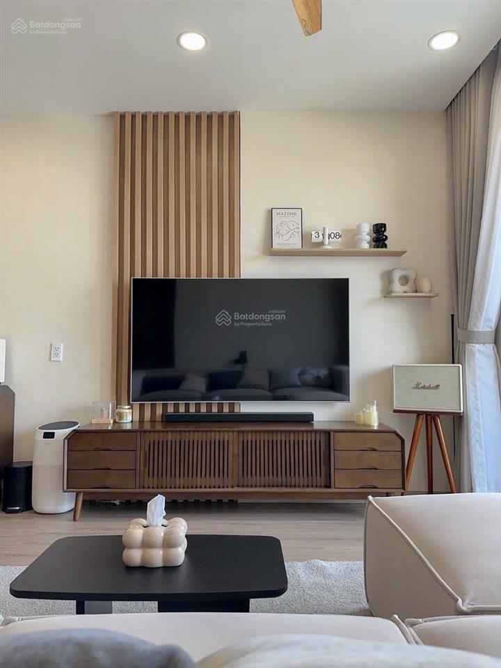 Thuê gold view 2pn2wc 81m2 ban công view sông ngay bến vân đồn quận 4 sát q1q3  harry 0775 924 ***