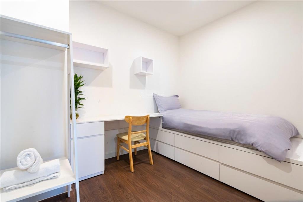 Thuê ngay 2pn1wc 60m2 ban công view thoáng mới 100% ngay bến vân đồn quận 4 sát q1  0775 924 ***