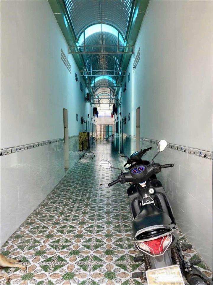 Vợ chồng định cư nước ngoài nên bán dãy trọ kcn lê minh xuân, 300m2 đang cho thuê 35tr/tháng,1tỷ250