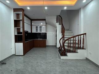 Chính chủ cần tiền bán gấp căn nhà 5 tầng thượng thanh, long biên, hà nội