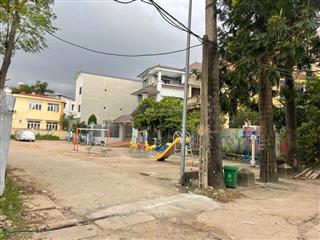 Ô tô đỗ gửi bên sân chơi cách nhà 10m. nhà cho thuê 10 triệu. liên mạc  thượng cát. nhỉnh 5 tỷ